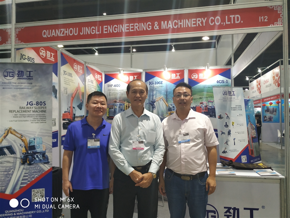 group photo with JingGong customers at the Bangkok Exhibition