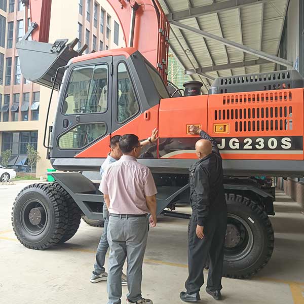 โรงงานรถขุด Jinggong ให้การต้อนรับอย่างอบอุ่นแก่ลูกค้าชาวซาอุดีอาระเบีย