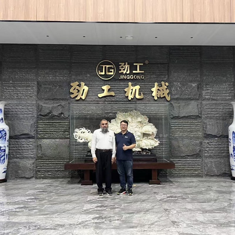 ยินดีต้อนรับลูกค้ากาตาร์เข้าเยี่ยมชมโรงงานเครื่องจักรจิงกง