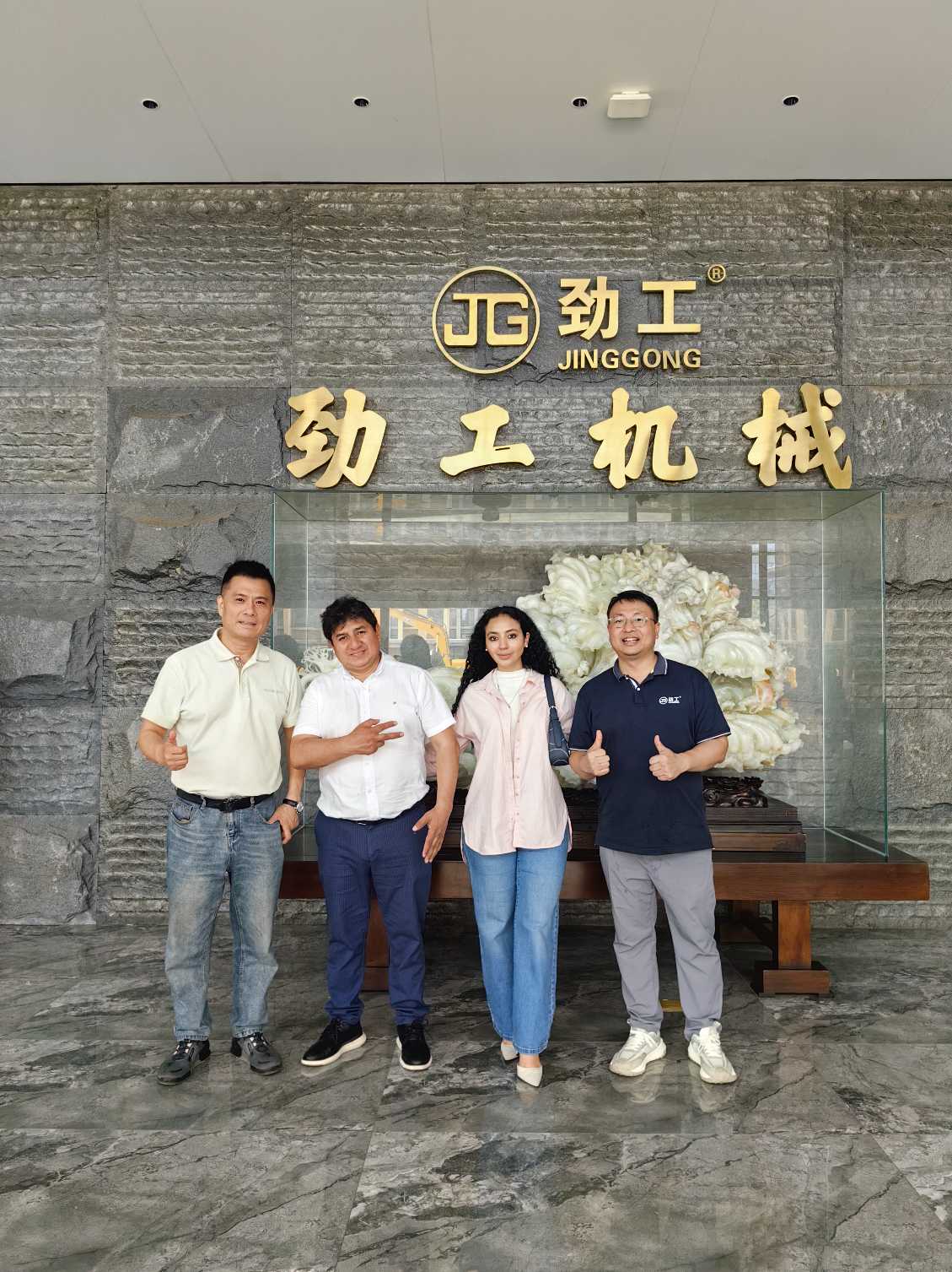 ลูกค้าจากอเมริกาใต้เยี่ยมชม Jinggong Machinery เพื่อความร่วมมือเชิงลึกด้านรถขุดล้อยาง