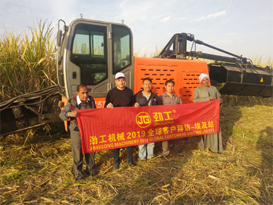 ภาษา 4gllanguage section-1A Sugarcane Harvester เครื่องทำงานอยู่ในอียิปต์