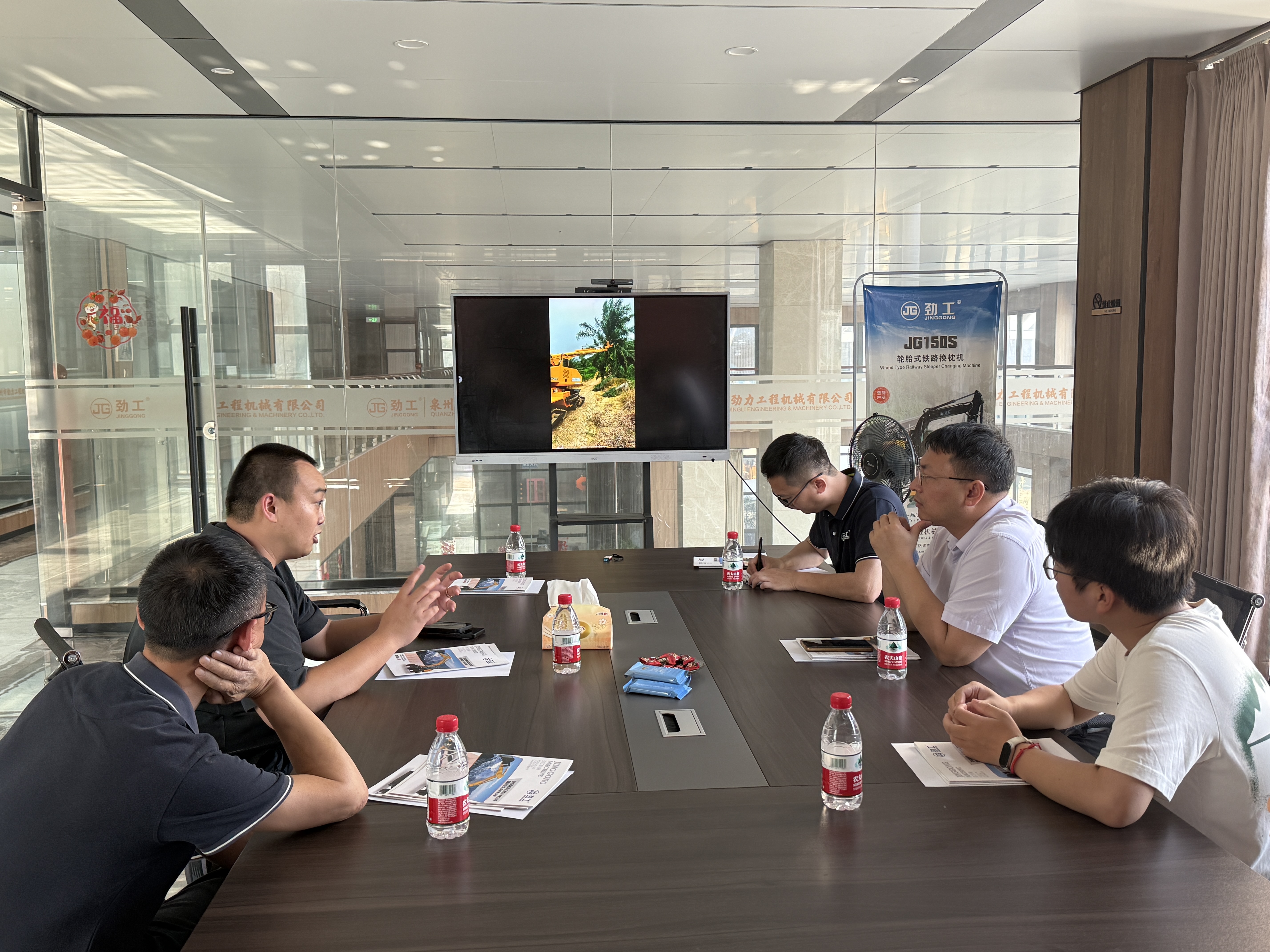 JingGong showcased innovative oil palm harvesting technologies to its Malaysian partners.