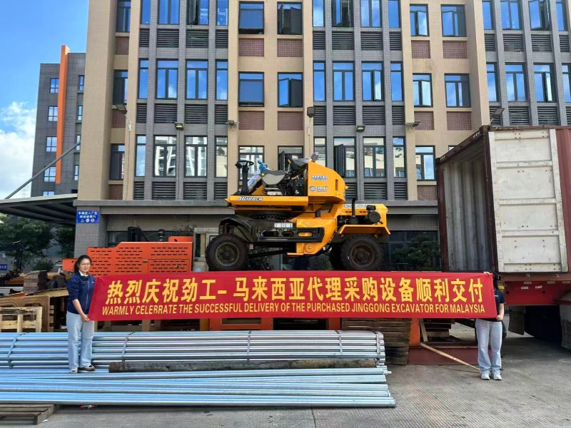 จิงกงและตัวแทนมาเลเซียส่งมอบรถตัก 100CW สำเร็จ