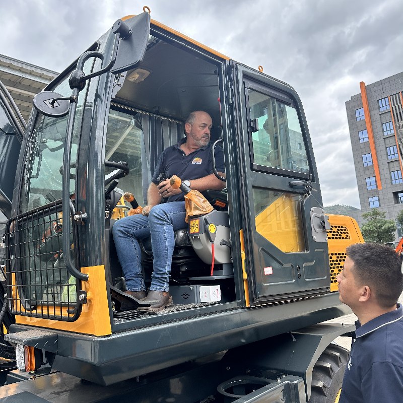 บริษัท จิงกง คอนสตรัคชั่น แมชชีนเนอรี่ จำกัด ได้ให้การต้อนรับคณะผู้แทนจากลูกค้าและพันธมิตรทางธุรกิจที่สำคัญจากประเทศแอฟริกาใต้